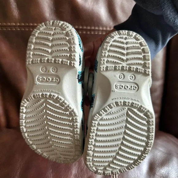 Boys crocs size 9 - Picture 2 of 5
